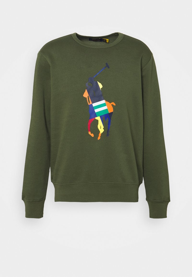 Sweat-shirt vert olive avec une silhouette multicolore d'un joueur de polo à cheval centrée sur le devant.