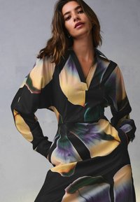 Next LONG SLEEVE V-NECK MIDI - REGULAR FIT - Denné šaty - black floral