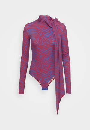 Body med lange ærmer med rød og blå zebra-print, høj hals og stor bundet sløjfe på den ene skulder, trykknaplukning i bunden.