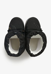 Zapatos negros sin cordones con un suave forro de felpa blanca. Cuentan con un cordón elástico ajustable y una parte superior de tela texturizada para un ajuste y comodidad óptimos.