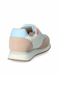 Sneaker con una parte superiore color crema chiaro, accenti rosa e blu, materiali in suede e pelle, colletto imbottito e suola bianca testurizzata.