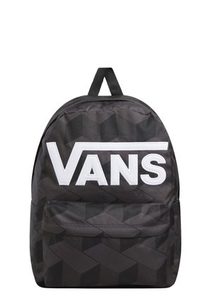 Mochila negra con patrón geométrico, gran logo blanco de "VANS" y bolsillo delantero con cremallera. Presenta un tejido texturizado y una resistente asa superior.