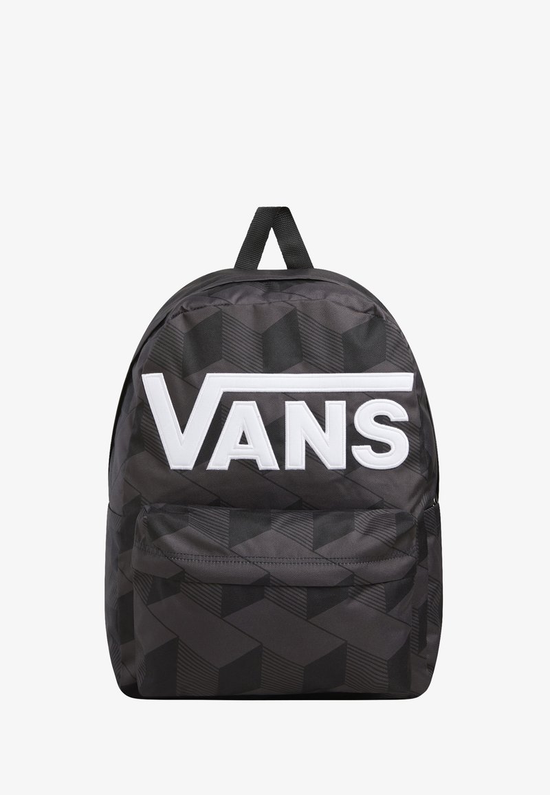 Mochila negra con patrón geométrico, gran logo blanco de "VANS" y bolsillo delantero con cremallera. Presenta un tejido texturizado y una resistente asa superior.