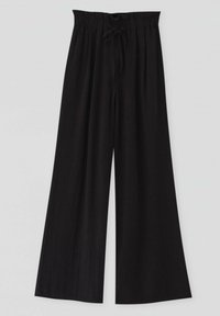 Czarne spodnie typu wide-leg z elastycznym paskiem w talii i przednim sznurkiem, położone na jasnym tle.