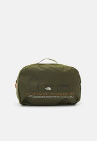 The North Face BASE CAMP VOYAGER DUFFEL 32L UNISEX - Hétvégi táska - forest olive/desert rust/white dune