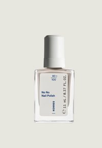 Botella de esmalte de uñas con tapa blanca, recipiente de vidrio rectangular que muestra esmalte de color beige claro, etiquetado como "No No Nail Polish", 11 mL.