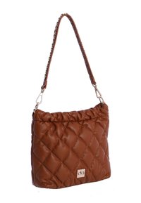 Bolso acolchado marrón hecho de material sintético, con parte superior fruncida, correa con detalles de cadena y un pequeño logo en el frente.