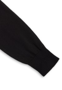 Manche de pull en maille noire avec un poignet côtelé. Texture lisse avec un tissage uniforme et un design allongé.