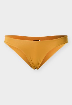 Κίτρινο κάτω μέρος μπικίνι με λεία, ελαστική υφή. Διαθέτει ευρεία ζώνη και λεπτομέρεια με στρίψιμο στο μπροστινό μέρος. Μινιμαλιστικός σχεδιασμός, χωρίς στολίδια.
