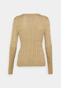 Pull beige en maille torsadée à manches longues avec taille cintrée et poignets et ourlet côtelés, présenté de dos sur un fond uni.