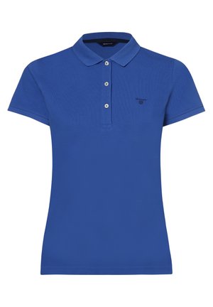 Polo bleu à manches courtes avec trois boutons blancs et petit logo sombre sur la poitrine gauche, avec un col classique.