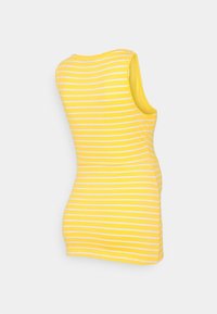 Bezramenný těhotenský top žluté a bílé barvy s horizontálním pruhem a kulatým výstřihem, zobrazený z pohledu ze tří čtvrtin zezadu.