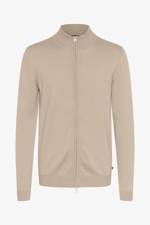 Beiger Strickcardigan mit hohem Kragen, durchgehendem Reißverschluss und gerippten Bündchen und Saum. Weiche Textur mit minimalistischer Gestaltung.