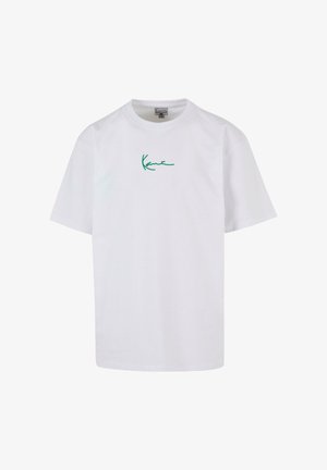 Hvid bomulds T-shirt med korte ærmer og rund halsudskæring. Den har et grønt signaturlogo trykt på venstre brystområde.