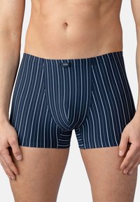 Marineblaue gestreifte Boxershorts aus weichem Stoff, mit einem Sack vorne und einem elastischen Bund mit etikettem Logo.