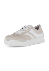 Beige suède sneakers met witte leren strepen, ronde neus, platte witte zool en vetersluiting. Gelaagd bovenwerk.