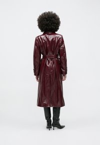 HUGO MISANDO - Trenchcoat - dark purple