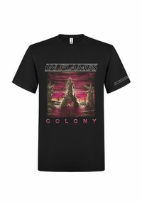 Czarny bawełniany t-shirt z nadrukiem graficznym o tematyce mrocznej fantastyki oraz napisem „IN FLAMES COLONY” w białym i różowym kolorze.