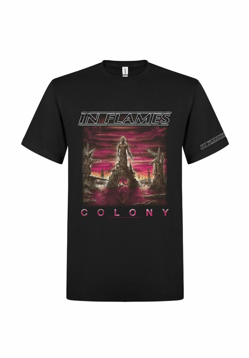 Czarny bawełniany t-shirt z nadrukiem graficznym o tematyce mrocznej fantastyki oraz napisem „IN FLAMES COLONY” w białym i różowym kolorze.