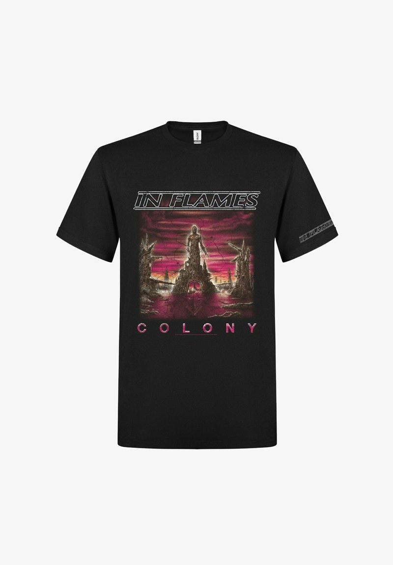 Czarny bawełniany t-shirt z nadrukiem graficznym o tematyce mrocznej fantastyki oraz napisem „IN FLAMES COLONY” w białym i różowym kolorze.