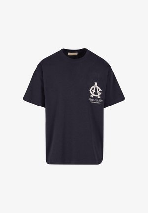 Temno modra bombažna majica s kratkimi rokavi, okroglim izrezom in belim grafičnim motivom na levem prsnem in zgornjem delu hrbta.