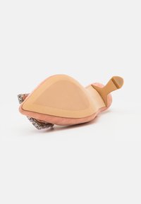 Chaussure à talon haut en suède rose avec une semelle en caoutchouc texturée, un bout rond et un accent métallisé au talon. Légèrement rembourrée pour le confort.