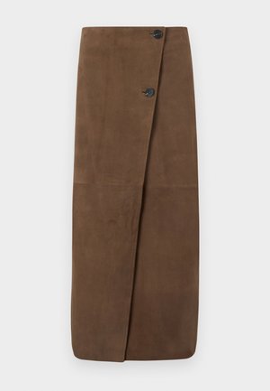 Brun mocka omlottkjol med två svarta knappar framtill, med en slät textur och en rak, golvlång design.