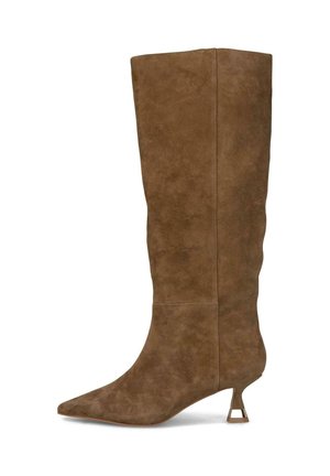 Bota de ante marrón hasta la rodilla con punta afilada y un tacón bajo modesto que cuenta con un acento geométrico. Textura suave con un diseño elegante.
