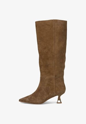 Bruine suede kniehooglaarzen met een spitse neus en een bescheiden blokhak met een geometrische acccent. Gladde textuur met een gestroomlijnd ontwerp.