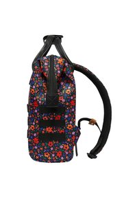 Schwarz gemusterter Rucksack mit floralen Motiven, der lebendige orange, rote und lila Blumen zeigt. Verfügt über verstellbare Träger und einen Reißverschluss oben.