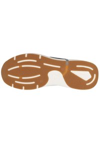 Suola della scarpa con un motivo marrone gommato, abbinata a sezioni bianche. Presenta scanalature testurizzate per aderenza e flessibilità.