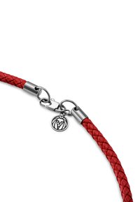 Röd flätad läderarmband med en silverknäppning och en rund berlock med ett lejonemblem. Slät textur med metalldetaljer.