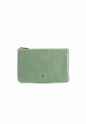 Pequeña bolsa rectangular de cuero verde claro con cremallera dorada y un pequeño emblema de calavera y huesos cruzados en el centro delantero.