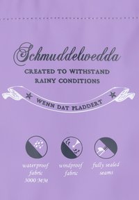 Violetinė medžiaga su tekstu "Schmuddelwedda - Sukurta atsispirti lietingoms sąlygoms." Iliustracijos, vaizduojančios vandeniui atsparias, vėjo nepralaidžias ir hermetiškai sandarias siūles.