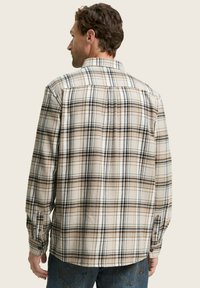 Langarm geruit shirt in beige, bruin en blauw. Heeft een knoopsluiting bij de kraag en manchetten met één knoop, met een ontspannen pasvorm en een rugstuk.
