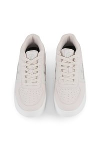 Sneakers rosa chiaro con una texture liscia, caratterizzati da dettagli perforati, design con lacci e accenti grigio chiaro sui lati.