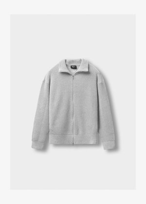 Svijetlosiva pletena dukserica sa patentnim zatvaračem, dugim rukavima i izbočenim ovratnikom, položena ravno na bijeloj pozadini.