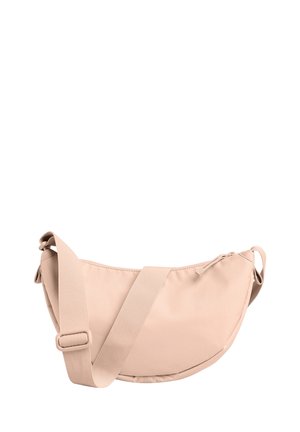 Beżowa torebka na ramię w kształcie półksiężyca z regulowanym plecionym paskiem i górnym zamkiem błyskawicznym na białym tle.