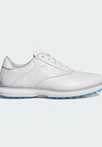 Valkoiset golfkengät, joissa on sileä nahkapäällinen, teksturoidut korostukset ja siniset kumipiikit, sekä pehmustettu kaulus ja nyöritys.