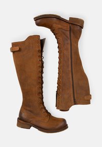 Stivali alti fino al ginocchio in pelle marrone con lacci frontali, zip laterale e tacco robusto. Presentano materiale testurizzato e dettagli in metallo.