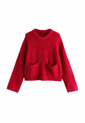 Roter Strickpullover mit strukturierter Oberfläche, ausgestattet mit einem breiten Rundhalsausschnitt und zwei vorderen Taschen. Kürze Länge mit langen Ärmeln.