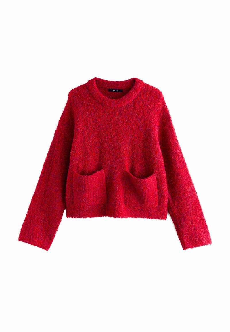 Rød strikket sweater med en tekstureret finish, der har en bred rund hals og to frontlommer. Krop længde med lange ærmer.
