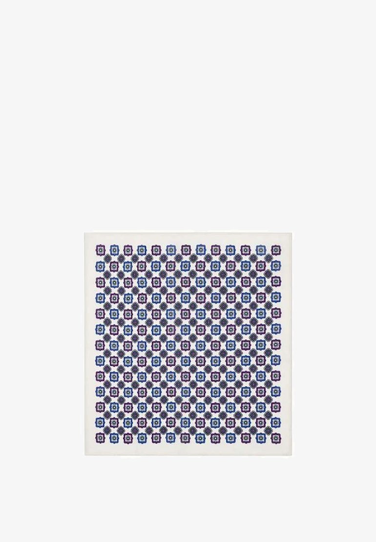 Kwadratowy dekoracyjny materiał z powtarzającym się wzorem niebieskich i fioletowych kwiatów oraz kwadratów na białym tle.