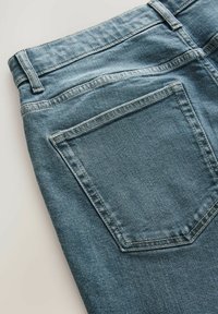 Jeans din denim de culoare albastru deschis, cu un singur buzunar la spate, cu cusături duble și un talie tradițională. Textură netedă, croială casual.