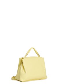 Borsa a mano in pelle gialla con manico intrecciato, texture morbida, forma strutturata, tracolla removibile e chiusura magnetica.