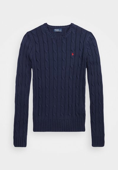 Suéter de punto en color navy con cuello redondo, puños y dobladillo ribeteados. Presenta un pequeño logotipo rojo en el lado izquierdo del pecho. Textura de tela duradera.