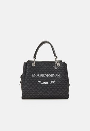 Borsa a tote trapuntata nera con design strutturato, caratterizzata da hardware in argento, dettagli del logo, manici doppi e chiusura a zip.