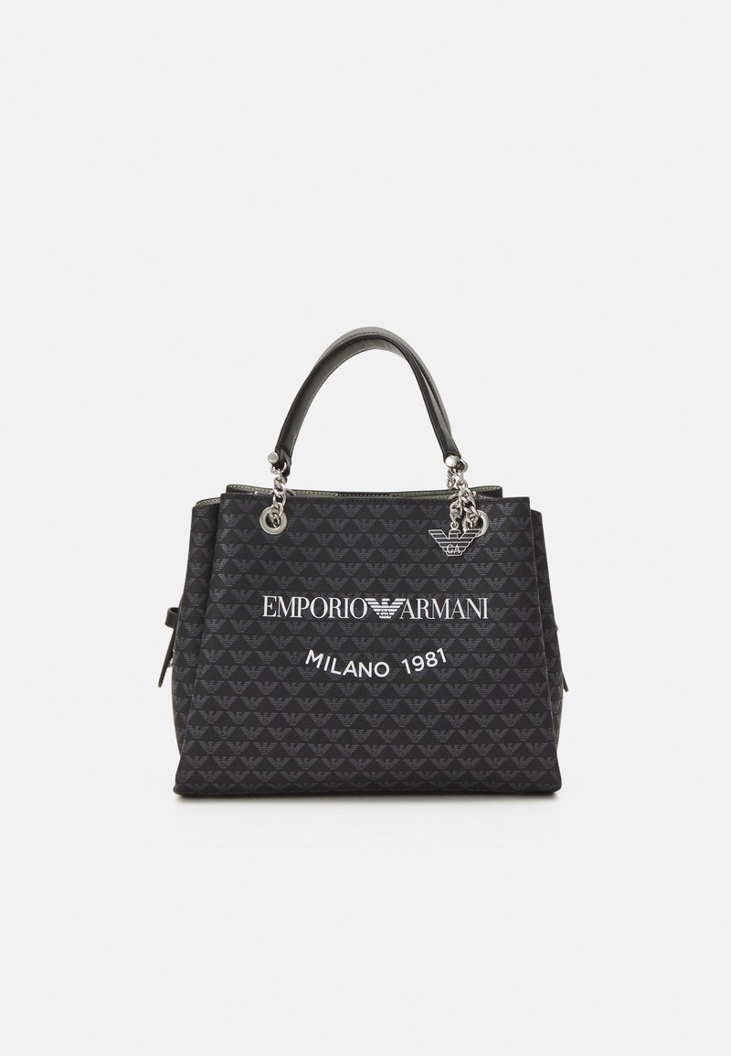 Bolso de tote acolchado negro con un diseño estructurado, que presenta herrajes plateados, detalles del logo, asas dobles y un cierre con cremallera.