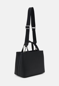 Borsa nera con un design strutturato, realizzata in materiale liscio. Presenta una tracolla regolabile e due manici superiori. Dettaglio con zip su un lato.