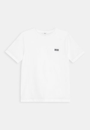 Hvid bomulds T-shirt med korte ærmer, rund halsudskæring og et lille sort "BOSS" logo på venstre bryst. Simpelt design, glat tekstur.